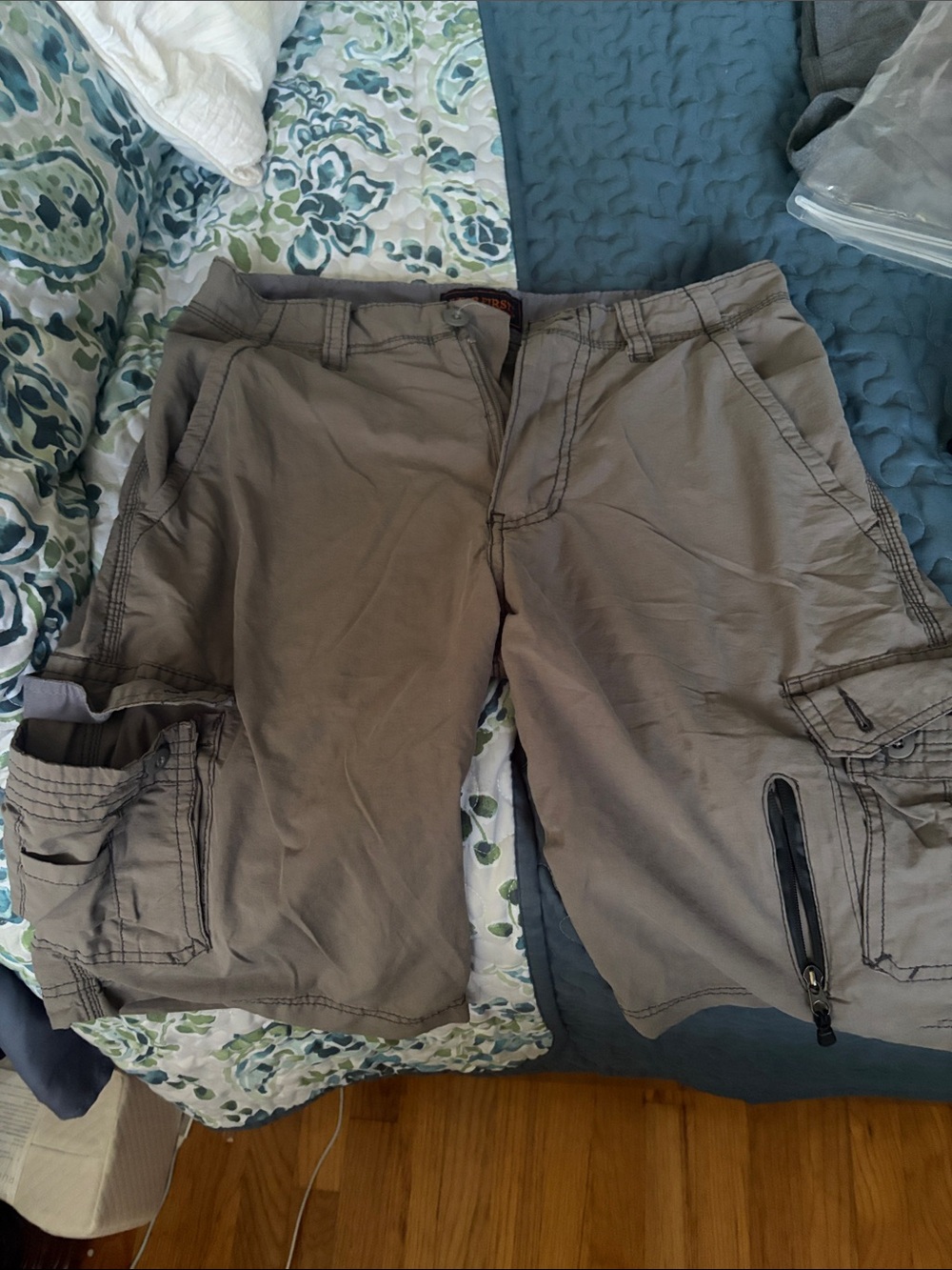 Men's Cargo Shorts in Gray - /dark Khaki Casual Utility Style